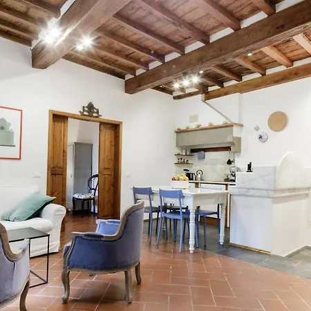 Historic Tower-house With Unique Atmosphere فلورنس